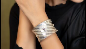 إطلاق العنان للسحر: لف معصمك بأرقى أنماط الأساور