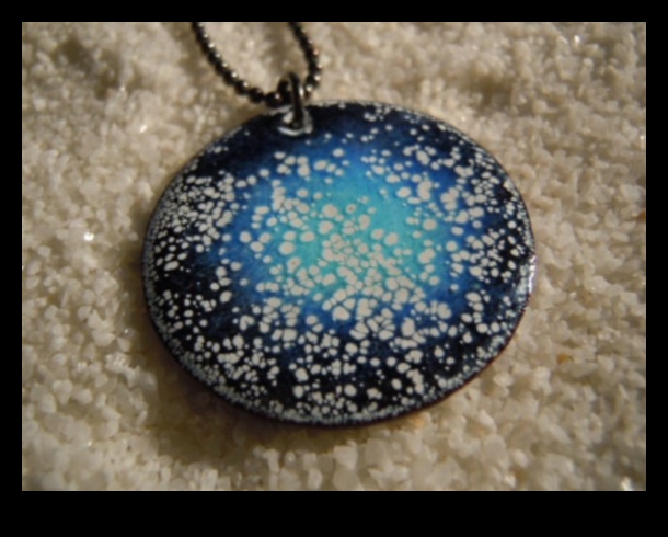 مجموعة قلادة Galaxy A Starry Night اللامعة لإضاءة رقبتك 2 المجرة المتلألئة: قم بإضاءة رقبتك بالتوهج النجمي لقلائدنا