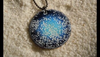 المجرة المتلألئة: قم بإضاءة رقبتك بالتوهج النجمي لقلائدنا