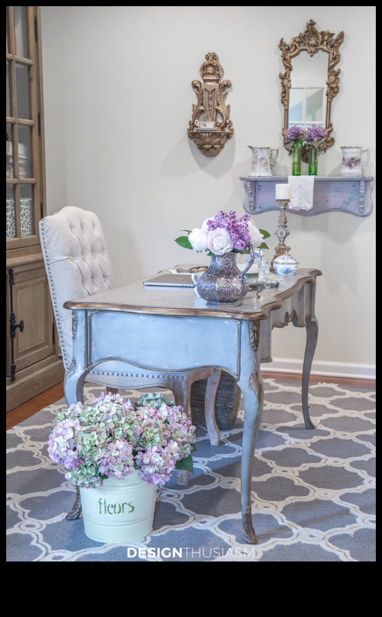 ديكور مكتب ريفي فرنسي لمساحة عمل كلاسيكية