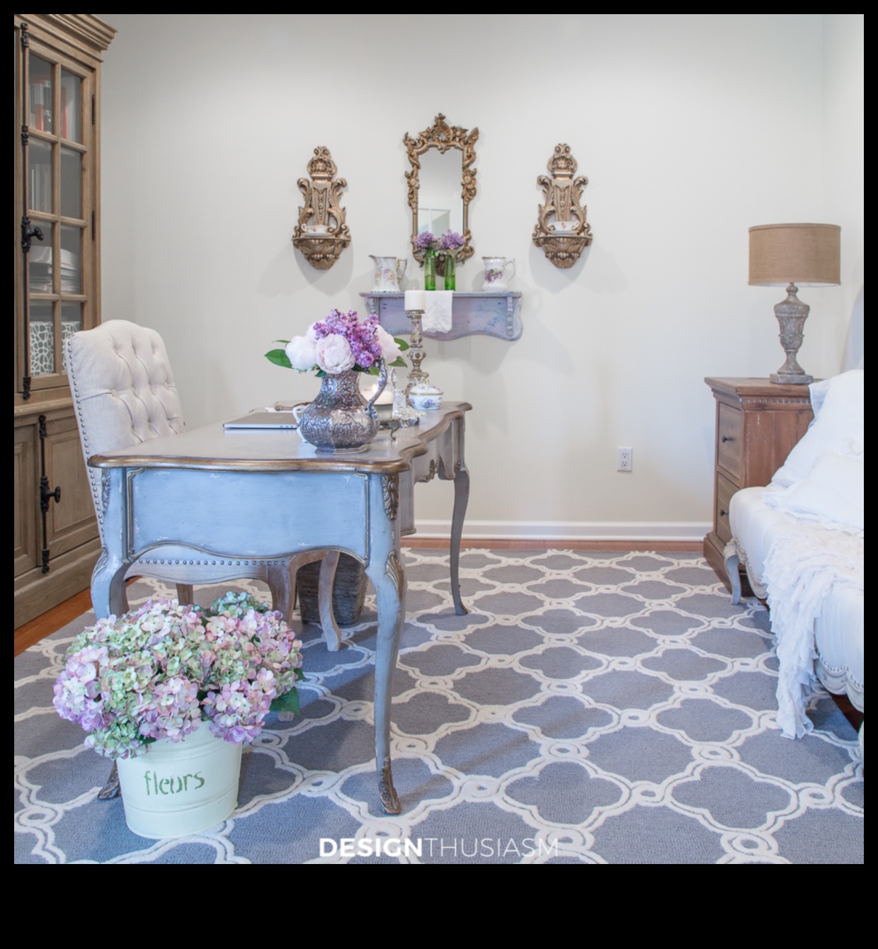 ديكور مكتب ريفي فرنسي لمساحة عمل كلاسيكية