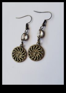 سحر سماوي: ابحث عن النجوم في أقراطنا المستوحاة من الأجرام السماوية