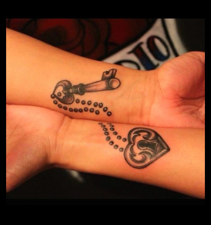 مرتبطون مدى الحياة: وشم الزوجين يصنعان قصة حب أبدي