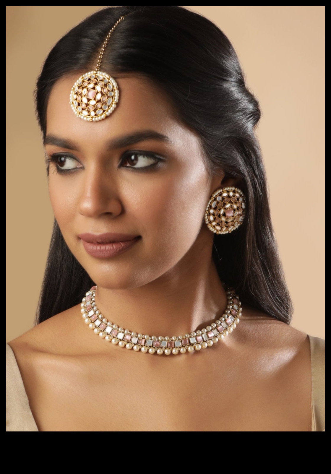 روابط لامعة ارفع من أسلوبك مع مجموعة الاختناقات الخاصة بنا 4 روابط لامعة: اربط أسلوبك مع بريق إبداعات القلادة لدينا