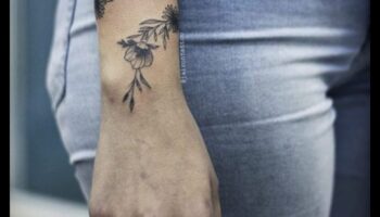 أناقة الحبر: إلهام وشم المعصم الأنيق والبسيط