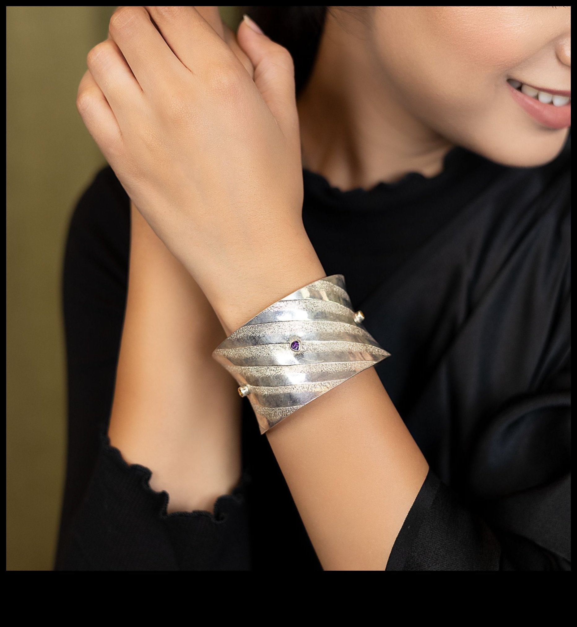 إطلاق العنان للسحر: لف معصمك بأرقى أنماط الأساور